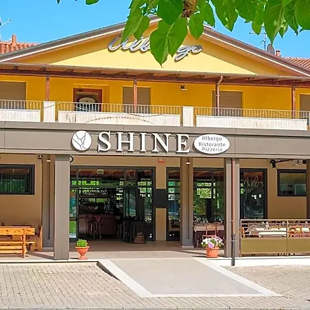 Shine 3* أكوالاغنا