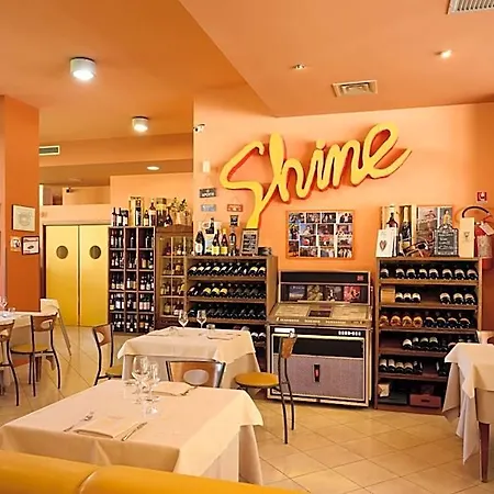 Shine 3* أكوالاغنا